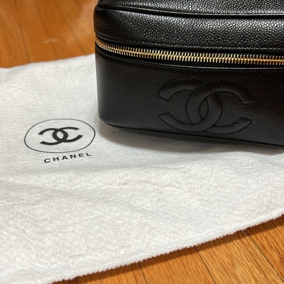 🚨 SOLD 🚨 🖤💛 EXCELLENT CONDITION CHANEL CC Logo Caviar Cosmetics Vanity Hand Bag - Picture 3 of 8
